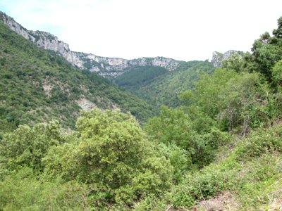 Vallon-Pont-d'Arc (Ardèche, Fr) le cirque Chames (au fond le Tioure)