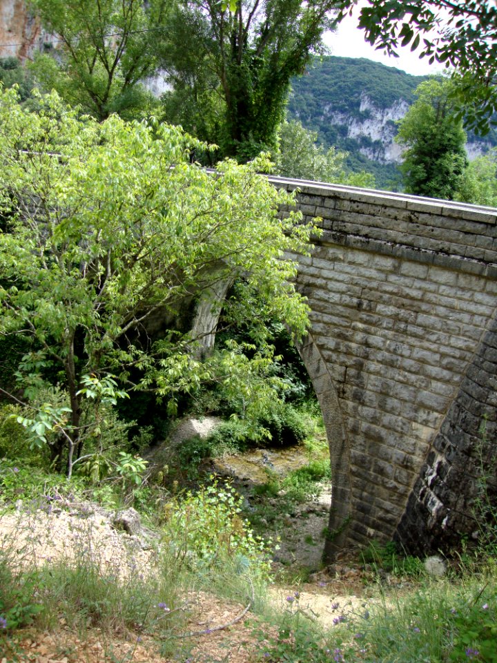 Vallon-Pont-d'Arc (Ardèche) Le Tioure avec son pont