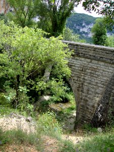 Vallon-Pont-d'Arc (Ardèche) Le Tioure avec son pont