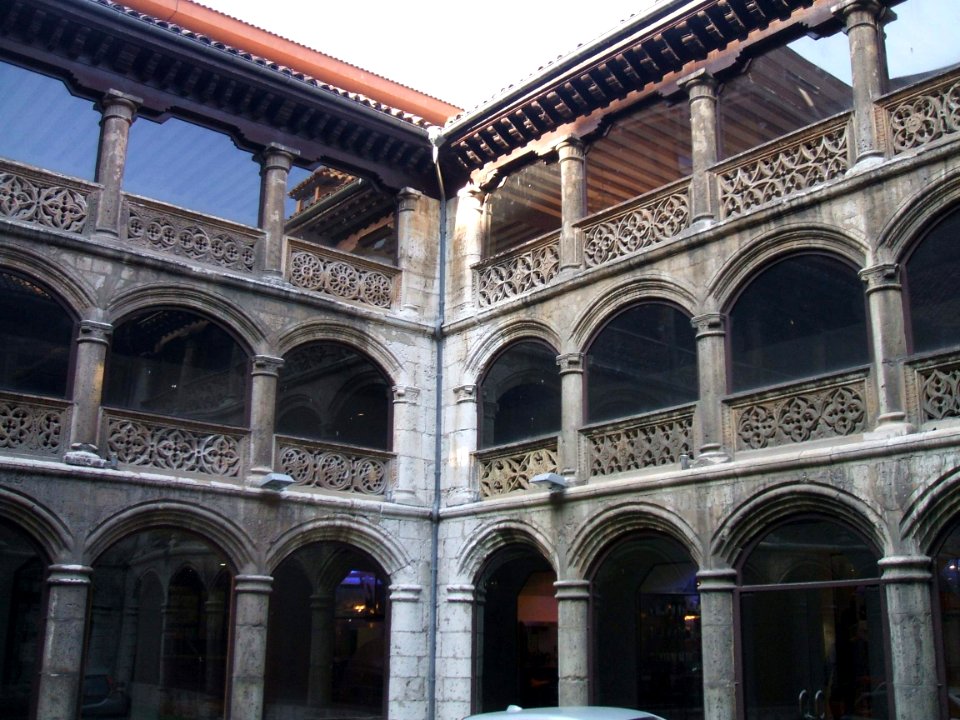 Valladolid - Patio del antiguo Convento de las Comendadoras de Santa Cruz, o Francesas