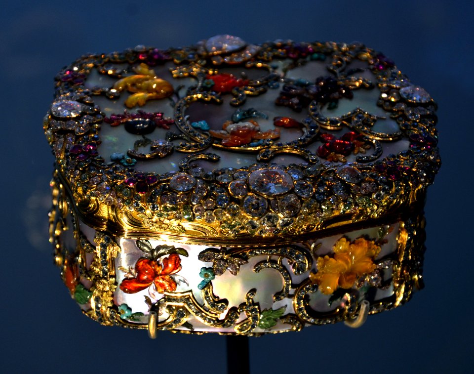 V and A Museum snuffbox 28072013 02