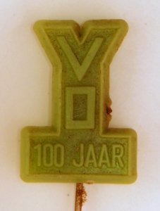 V O 100 jaar, reclame speldje