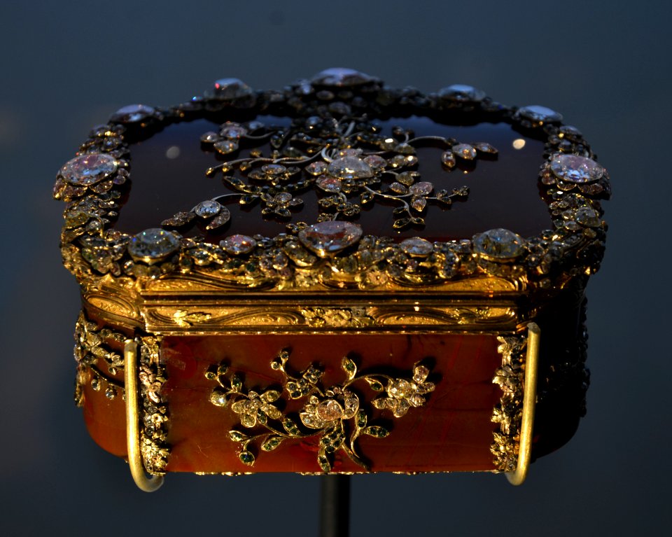 V and A Museum snuffbox 28072013 04