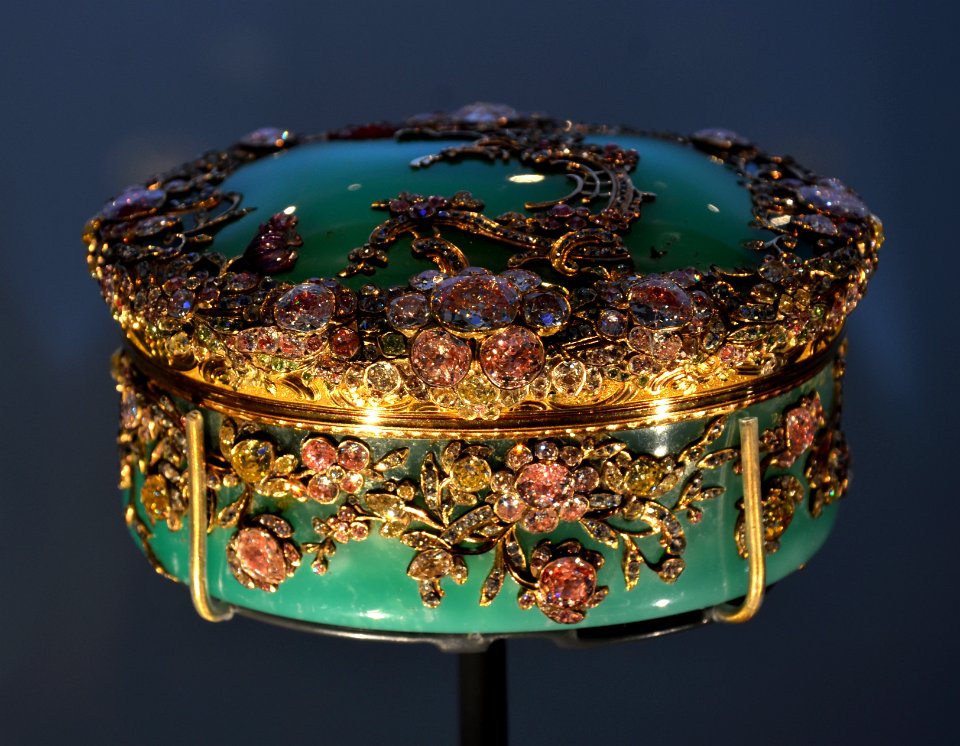 V and A Museum snuffbox 28072013 08