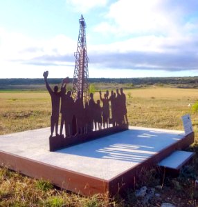 Valdeajos - Monumento memorial del Petróleo de la Lora 1