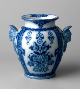 Vaas met blauw bladpatroon (1877), Petrus Regout & Co