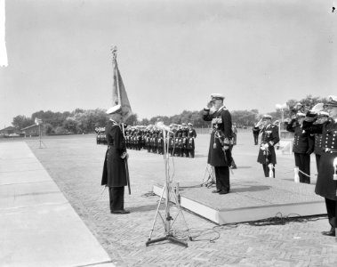 Vaandel voor Marine Luchtvaartdienst der Koninklijke Marine. Prins Bernhard (rec, Bestanddeelnr 916-6504