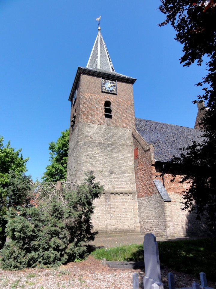 Valburg Rijksmonument 36723 toren NH kerk van opzij