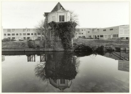 Vaartzicht, een 18de eeuws pand dat als theekoepel deel uitmaakte van de hofstede Zwanenburg en later van de kwekerij van Tubergen, aan de Leidsevaart tegen de achtergrond van de nieuwbouw. NL-HlmNHA 54031613