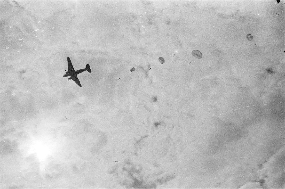 Vaardigheidsproef. Parachutisten springen uit een Dakota, Bestanddeelnr 246-3-6