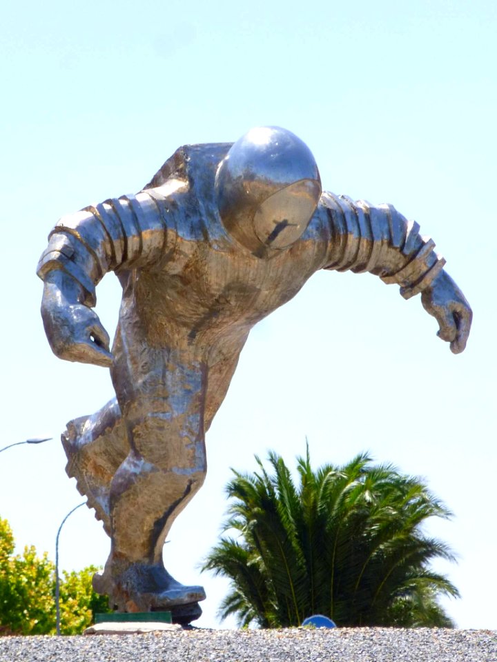 Valdemoro - Glorieta del Universo, 'Astronauta', de Francisco Leiro 2