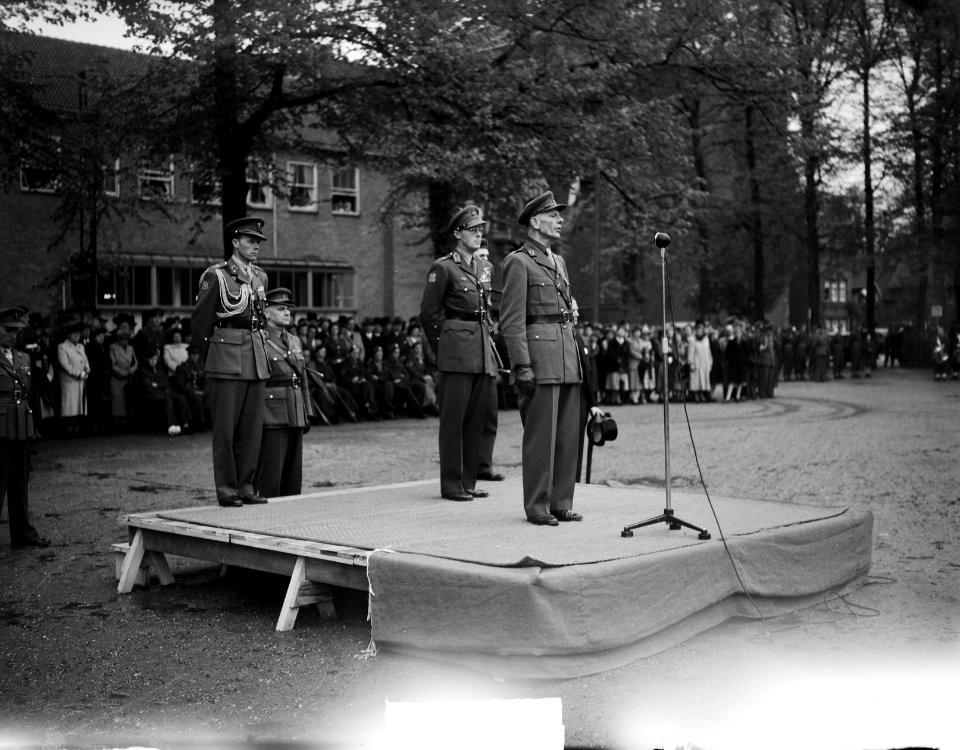 Vaandeluitreiking door prins Bernhard aan de stoottroepen Den Bosch, Bestanddeelnr 903-3437