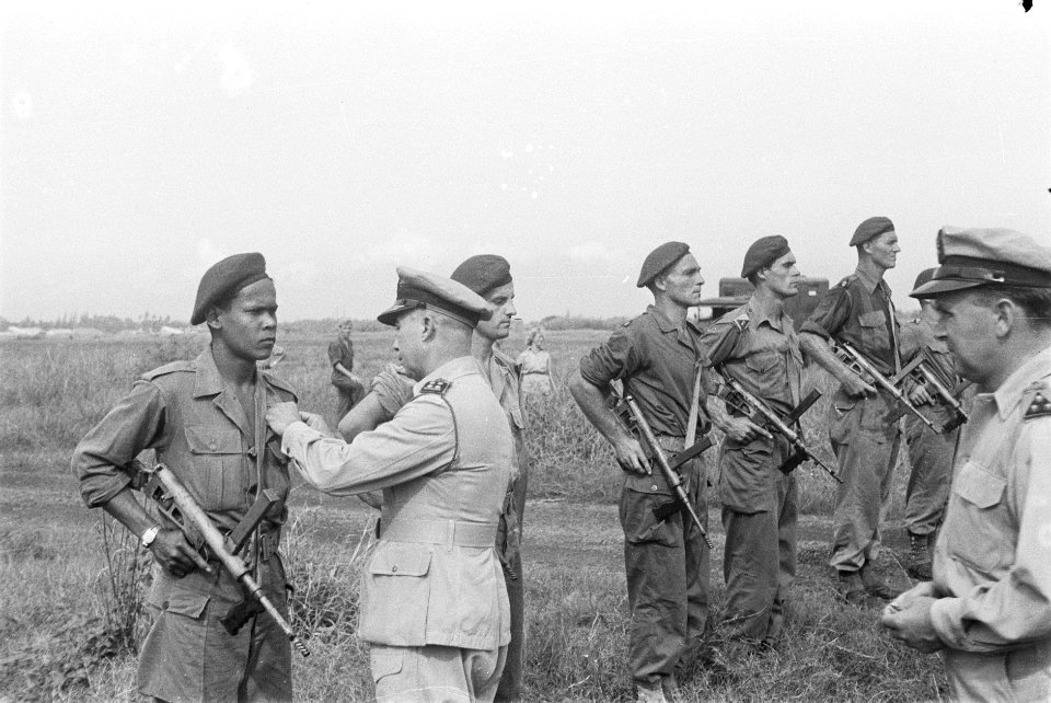 Vaardigheidsproef. Uitreiking Wings door generaal-majoor E. Engles, Bestanddeelnr 246-5-2