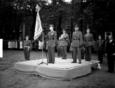 Vaandeluitreiking door prins Bernhard aan de stoottroepen Den Bosch, Bestanddeelnr 903-3436
