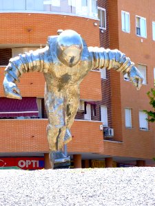 Valdemoro - Glorieta del Universo, 'Astronauta', de Francisco Leiro 3