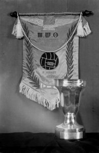 Vaangje met opschrift M.W.O. Mil. Luchtv. Garniz. Elft. 9 maart 1947 Daarvoor…, Bestanddeelnr 8701