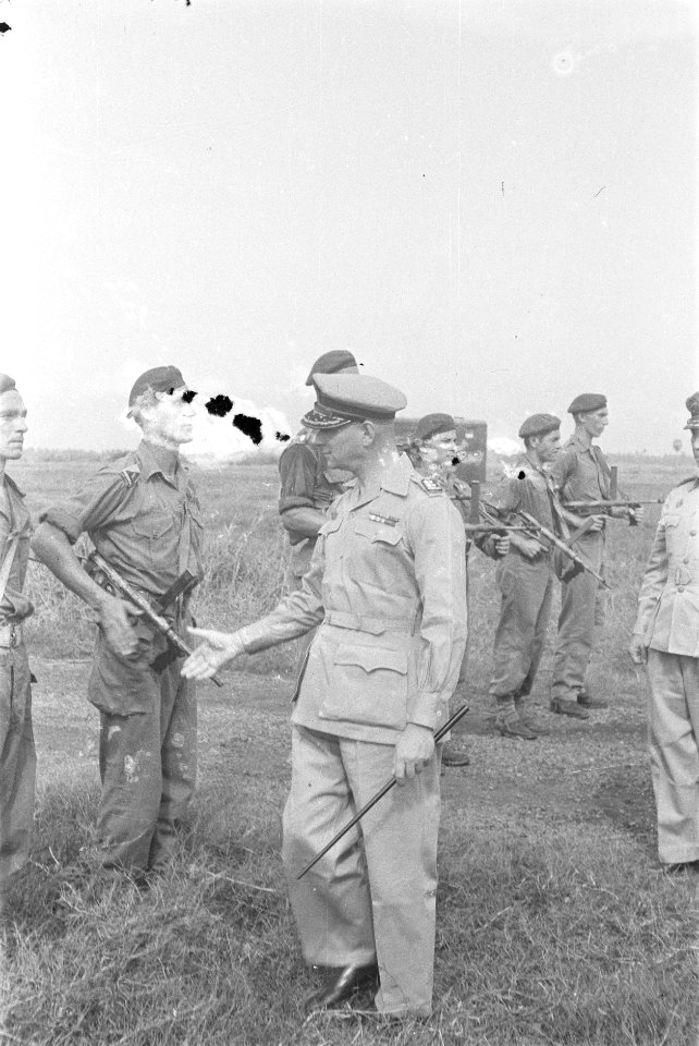 Vaardigheidsproef. Uitreiking Wings. Legercommandant S.H. Spoor feliciteert ee, Bestanddeelnr 246-6-2