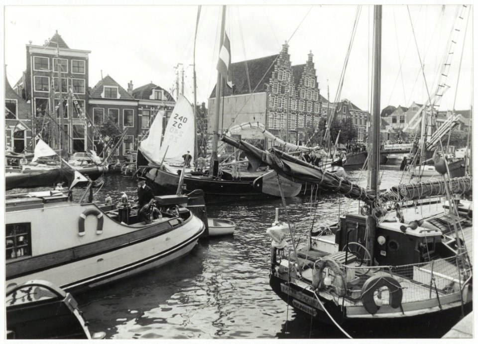 Vaar- en monumentendagen waaraan zo'n 150 antieke vaartuigen uit het hele land deelnamen. De drukte op het Spaarne ziende vanaf het Donkere Spaarne naar het westen, naar het Korte Spaarne. NL-HlmNHA 54034059