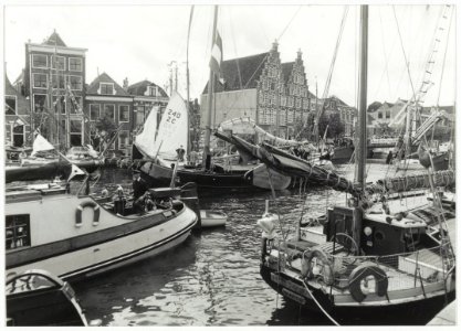 Vaar- en monumentendagen waaraan zo'n 150 antieke vaartuigen uit het hele land deelnamen. De drukte op het Spaarne ziende vanaf het Donkere Spaarne naar het westen, naar het Korte Spaarne. NL-HlmNHA 54034059