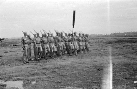 Vaandelwacht met bedekt vaandel Militaire Luchtvaart, Bestanddeelnr 172-1-1