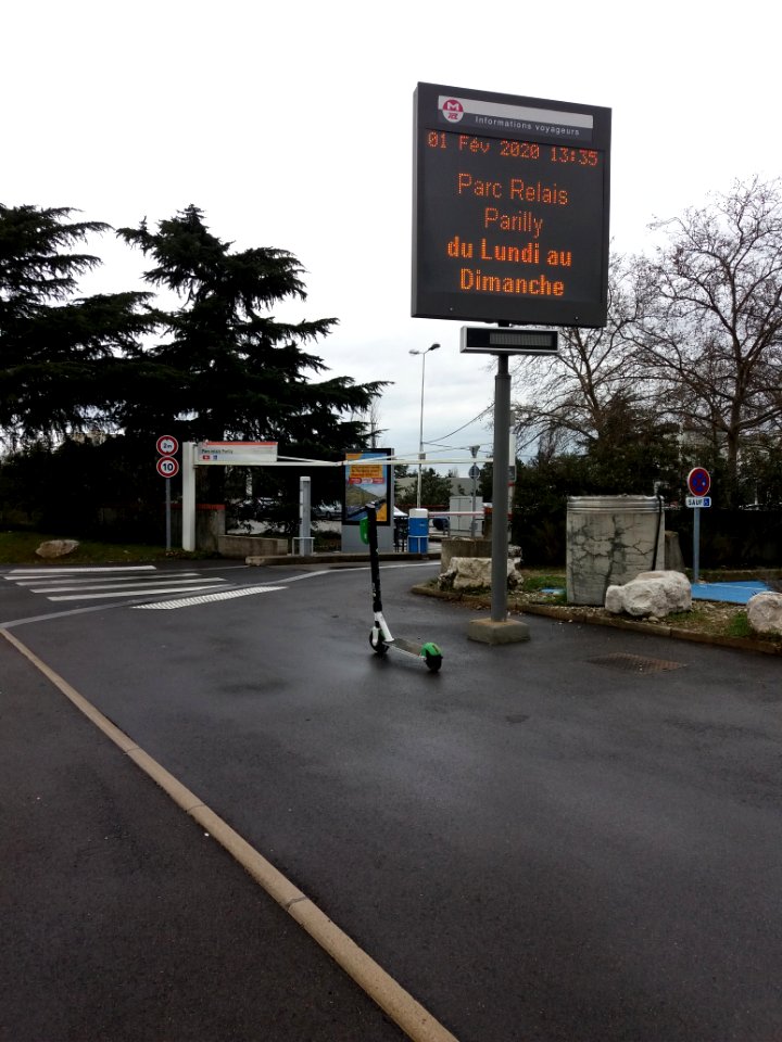 Vénissieux - Avenue Jules Guesde, entrée du parc relais TCL Parilly
