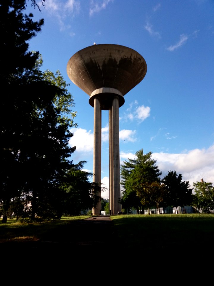 Vénissieux - Avenue Jean Cagne, château d'eau