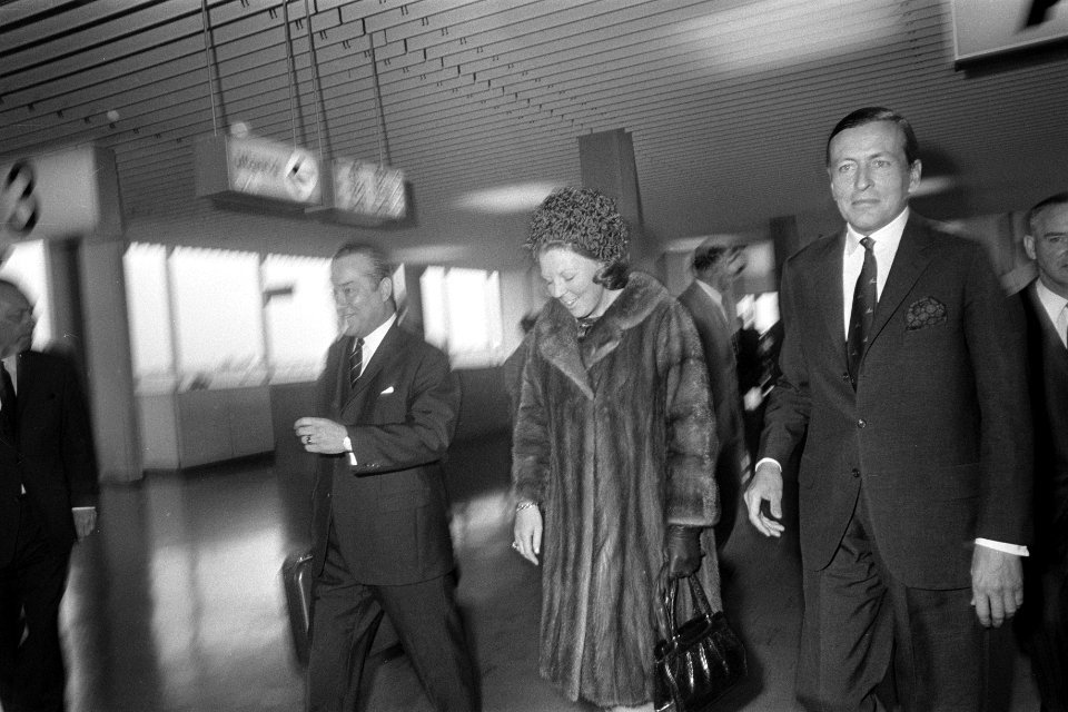 V..l.n.r. ..., prinses Beatrix en prins Claus, Bestanddeelnr 923-4714