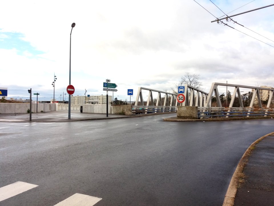 Vénissieux - Avenue Jules Guesde, bretelles d'accès à l'avenue Viviani et au boulevard Laurent Bonnevay
