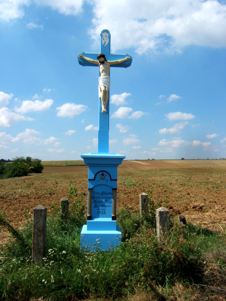 Véménd, kőkereszt 2