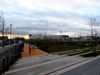Vénissieux - Avenue Jules Guesde - Espaces verts et jeux pour enfants le long de la rue Simone Veil