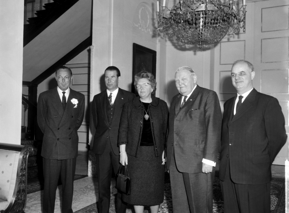 V.l.n.r. prins Bernhard, dr. Gerard Schroder, koningin Juliana, bondskanselier …, Bestanddeelnr 916-1313