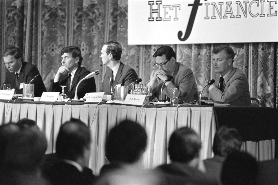 V.l.n.r. Premier Lubbers, onbekend, minister Van Aardenne (Economische Zaken) en, Bestanddeelnr 932-6224