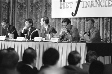 V.l.n.r. Premier Lubbers, onbekend, minister Van Aardenne (Economische Zaken) en, Bestanddeelnr 932-6224