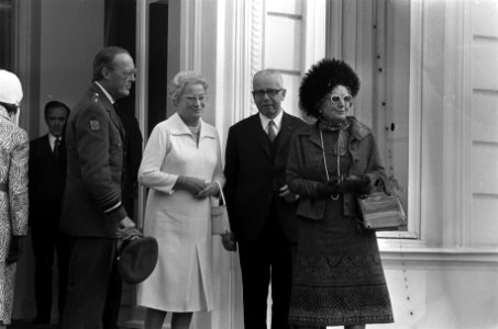 V.l.n.r. prins Bernhard, mevrouw Heinemann, president Heinemann en koningin Juli, Bestanddeelnr 925-0768