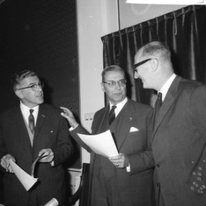 V. l. n.r. burgemeester Thomassen (Rotterdam), burgemeester Van Hall (Amsterdam), Bestanddeelnr 918-3679