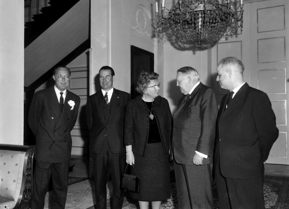 V.l.n.r. prins Bernhard, dr. Gerard Schroder, koningin Juliana, bondskanselier …, Bestanddeelnr 916-1314