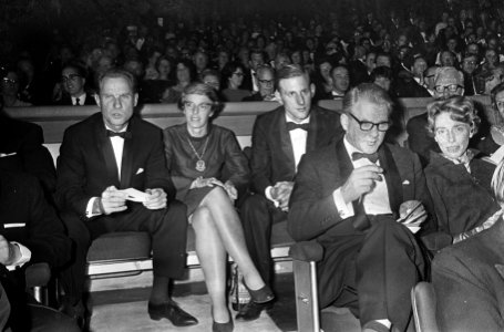V.l.n.r. Peter Creutzberg , zijn vrouw, Douwes Fernhout en John Fernhout, Bestanddeelnr 920-4044