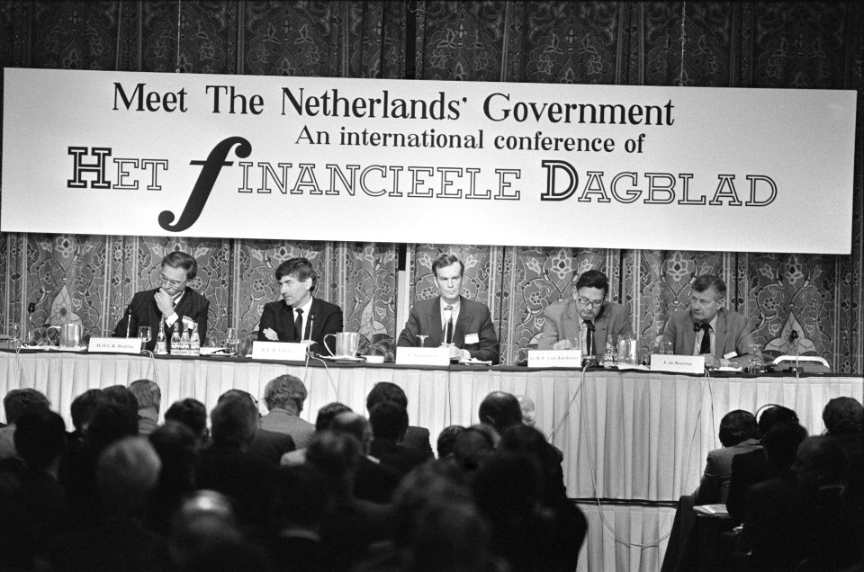 V.l.n.r. Premier Lubbers, onbekend, minister Van Aardenne (Economische Zaken), Bestanddeelnr 932-6228