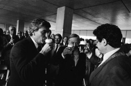 V.l.n.r. Premier Lubbers, algemeen directeur Van der Wiel en burgemeester Van Th, Bestanddeelnr 932-6898