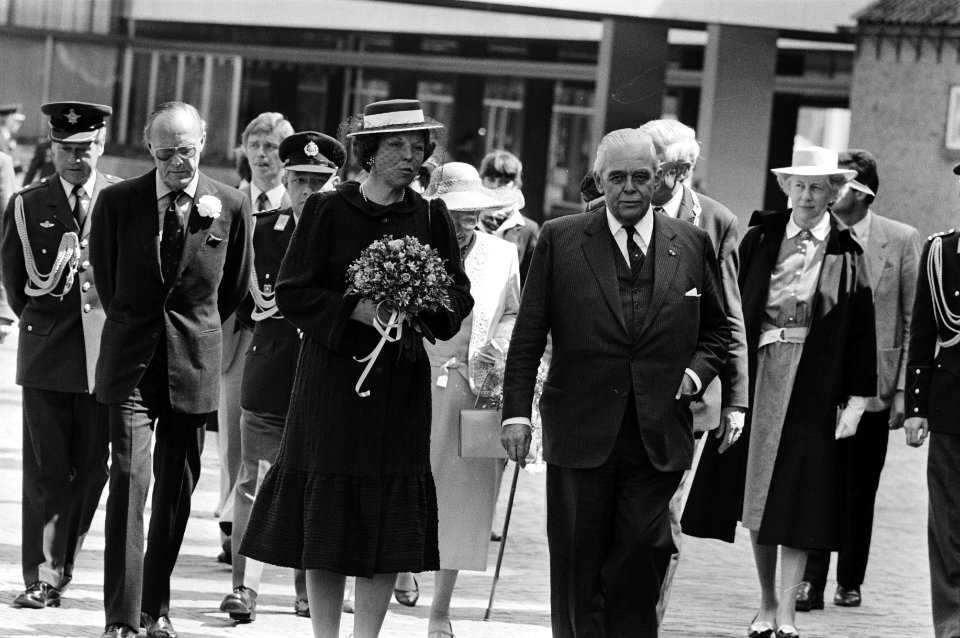 V.l.n.r. Prins Bernhard, koningin Beatrix, prinses Juliana en commisissaris van , Bestanddeelnr 932-5819