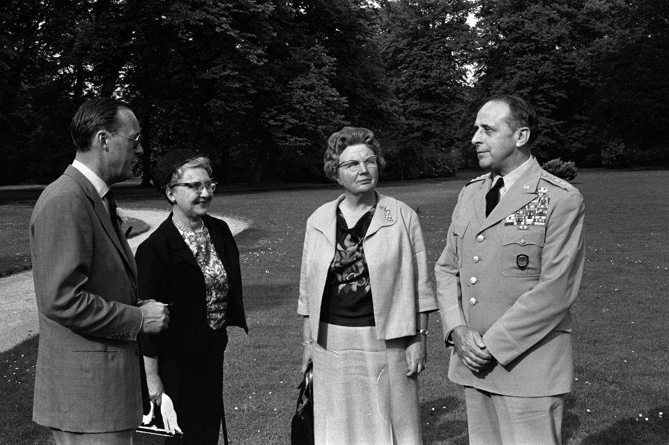 V.l.n.r. prins Bernhard, mevrouw Lemnitzer, koningin Juliana, generaal Lemnitzer, Bestanddeelnr 915-2265
