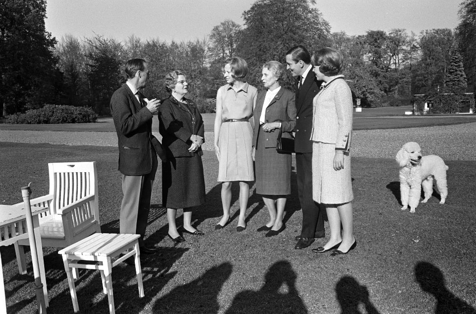 V.l.n.r. prins Bernhard, koningin Juliana, Christina von Amsberg (zuster van Cla, Bestanddeelnr 918-4159