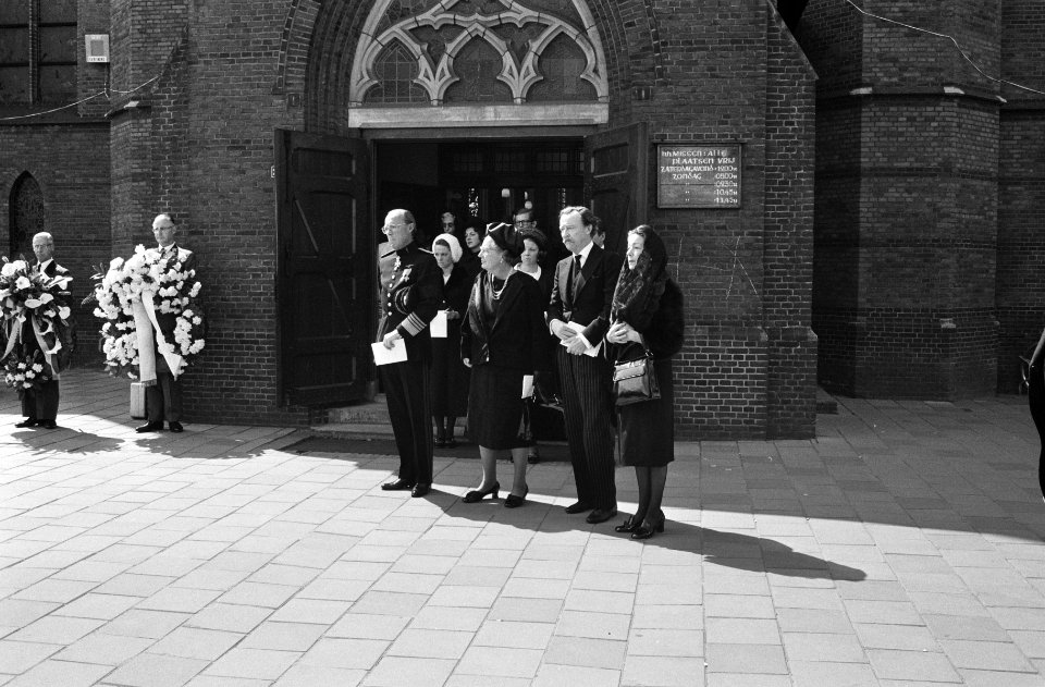 V.l.n.r. prins Bernhard, koningin Juliana, prins Aschwin en prinses Simone, Bestanddeelnr 924-5075