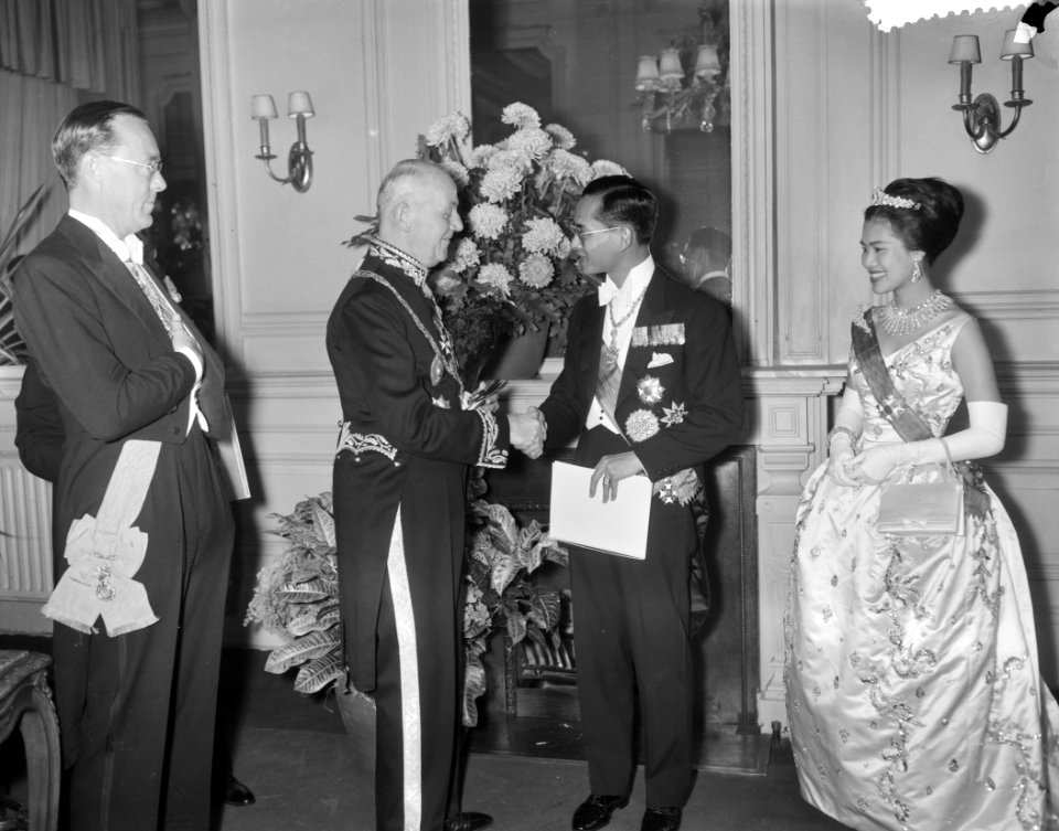V.l.n.r. prins Bernhard, burgemeester Kolfschoten, koning Bhumibol en koningin S, Bestanddeelnr 911-7036