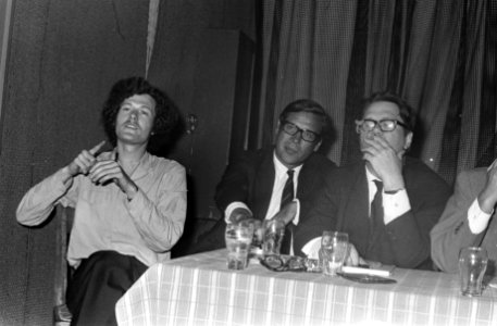 V.l.n.r. P. Nicolai (assistent prof. Belinfante), W.L. Brugsma (hoofdredacteur H, Bestanddeelnr 922-5599