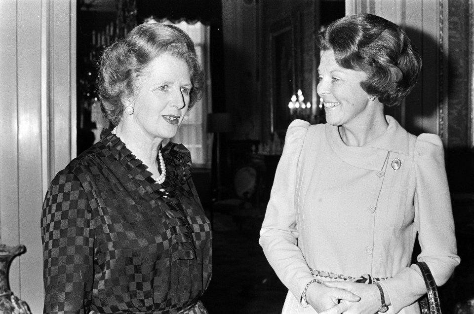V.l.n.r. Premier Margareth Thatcher en Koningin Beatrix op paleis Noordeinde, Bestanddeelnr 931-3059