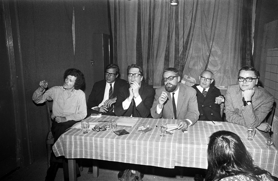 V.l.n.r. P. Nicolai (assistent prof. Belinfante), W.L. Brugsma (hoofdredacteur H, Bestanddeelnr 922-5598