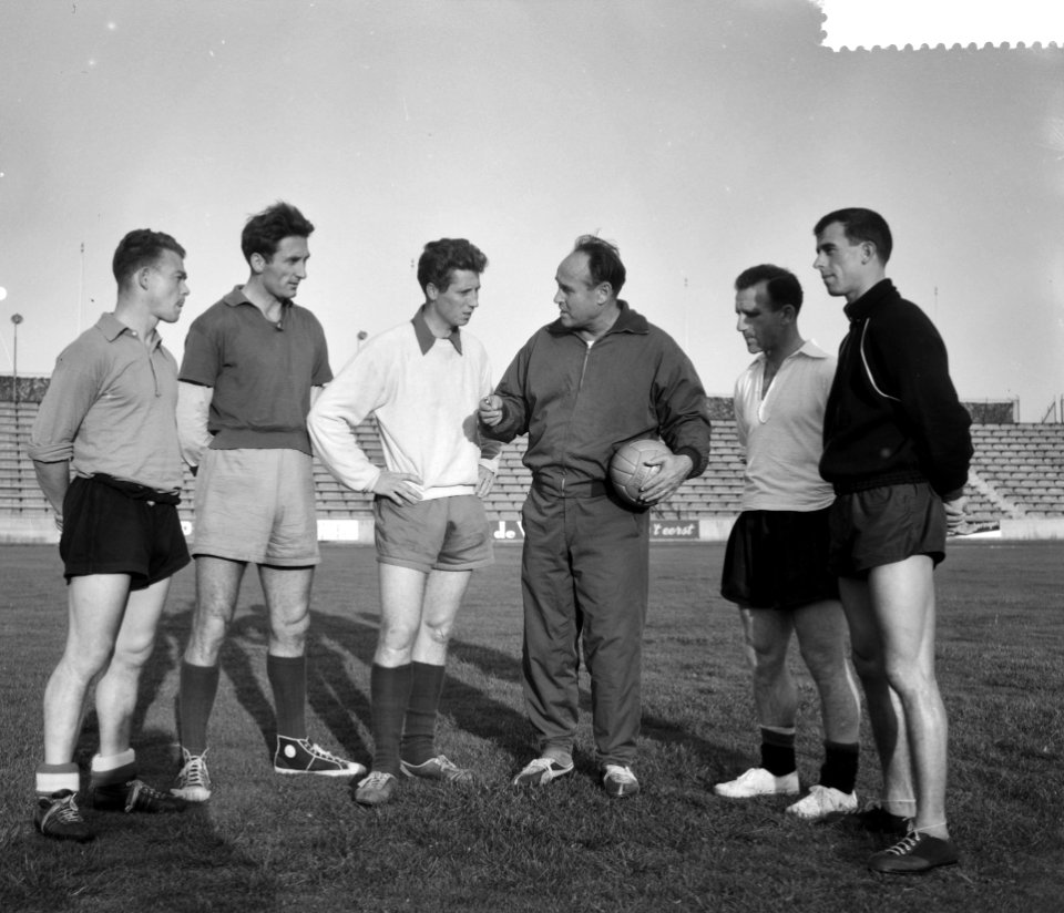 V.l.n.r. P. van der Kuil, Faas Wilkes, Van dre Linden, trainer Elek Schwarz, Kee, Bestanddeelnr 910-7120