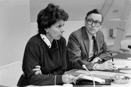V.l.n.r. Piet van Zeil en staatssecretaris Neelie Smit-Kroes tijdens een overle…, Bestanddeelnr 931-3018