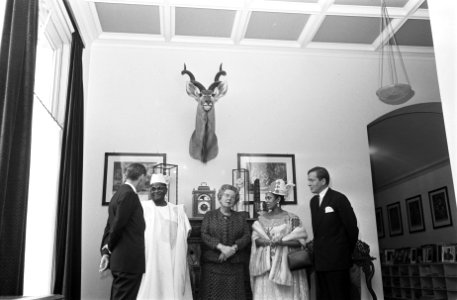 V.l.n.r. prins Bernhard, Diori Hamani, koningin Juliana, mevrouw Hamani, prins C, Bestanddeelnr 921-7443